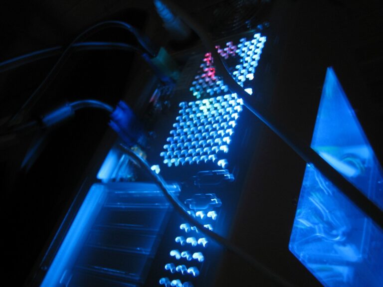 White-hat hackers snag bugs money