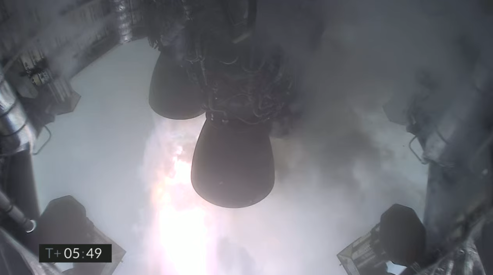 SpaceX rocket explodes; interest in free flight around the moon does not