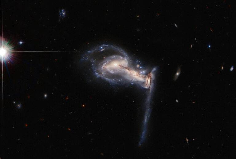 Hubble captures tug-of-war between galaxy triplets