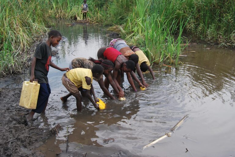 Hypothetical harvesting device could provide drinking water to 1 billion people, model suggests