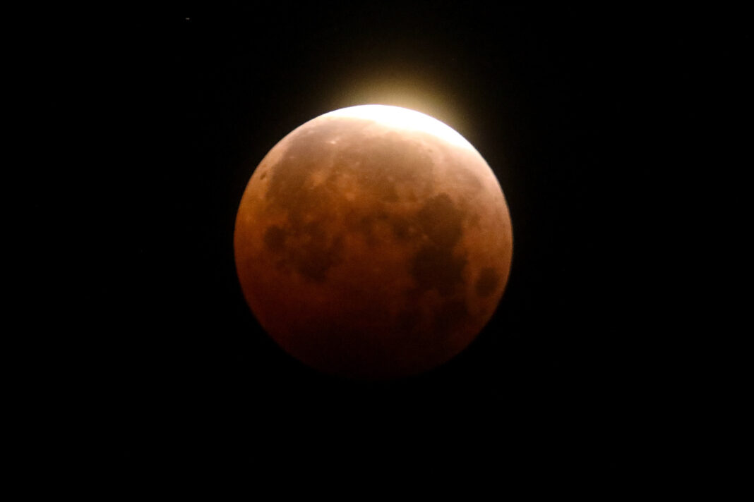 Moon to turn blood red this weekend