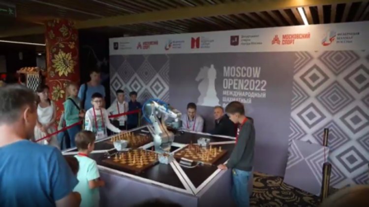 Robot breaks boy's finger during Moscow Open chess match