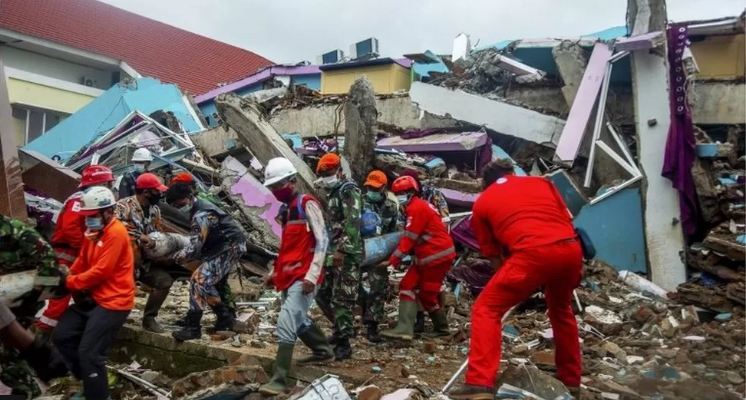 Schoolchildren among hundreds killed in Indonesia earthquake