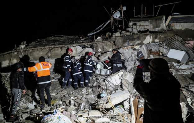 Rescuers work through night after quakes kill thousands