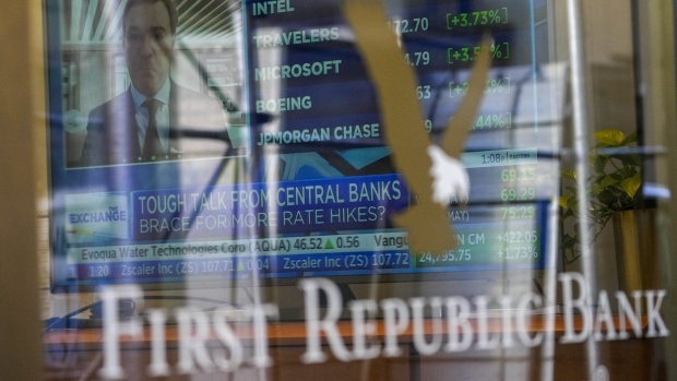 Big U.S. banks inject billions into regional bank