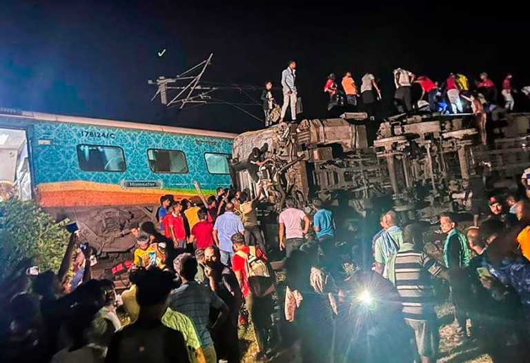 More than 120 dead, hundreds injured in India train crash