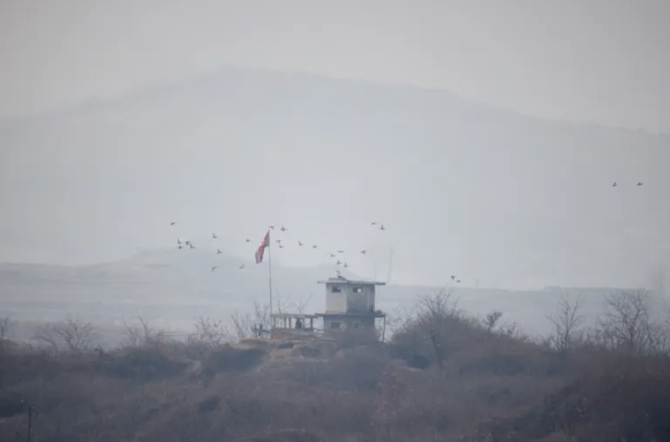 North Korean soldiers cross border in DMZ, South Korea fires warning shots