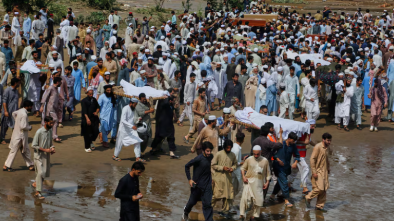 Hundreds killed in Pakistan flooding