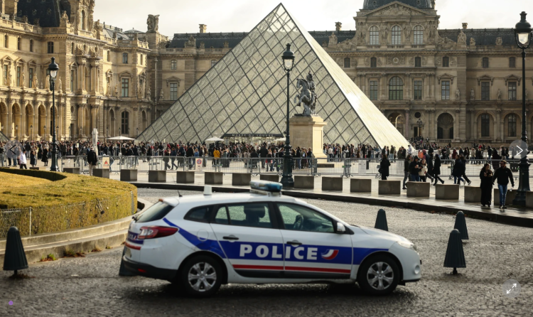 Two arrested over theft of jewels at Louvre