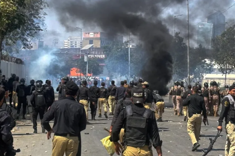 Pakistan calls in troops, orders three-day curfew as 24 killed in pro-Iran rallies Pakistan calls in troops, orders three-day curfew as 24 killed in pro-Iran rallies