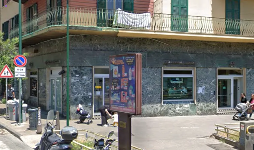 Naples bank robbers hold 25 people hostage then vanish through tunnel Naples bank robbers hold 25 people hostage then vanish through tunnel